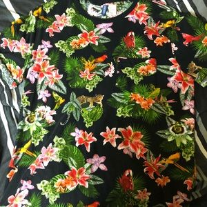 H&M Leopard/Jungle tee w/ pocket